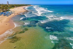 Una playa cerca, arena blanca