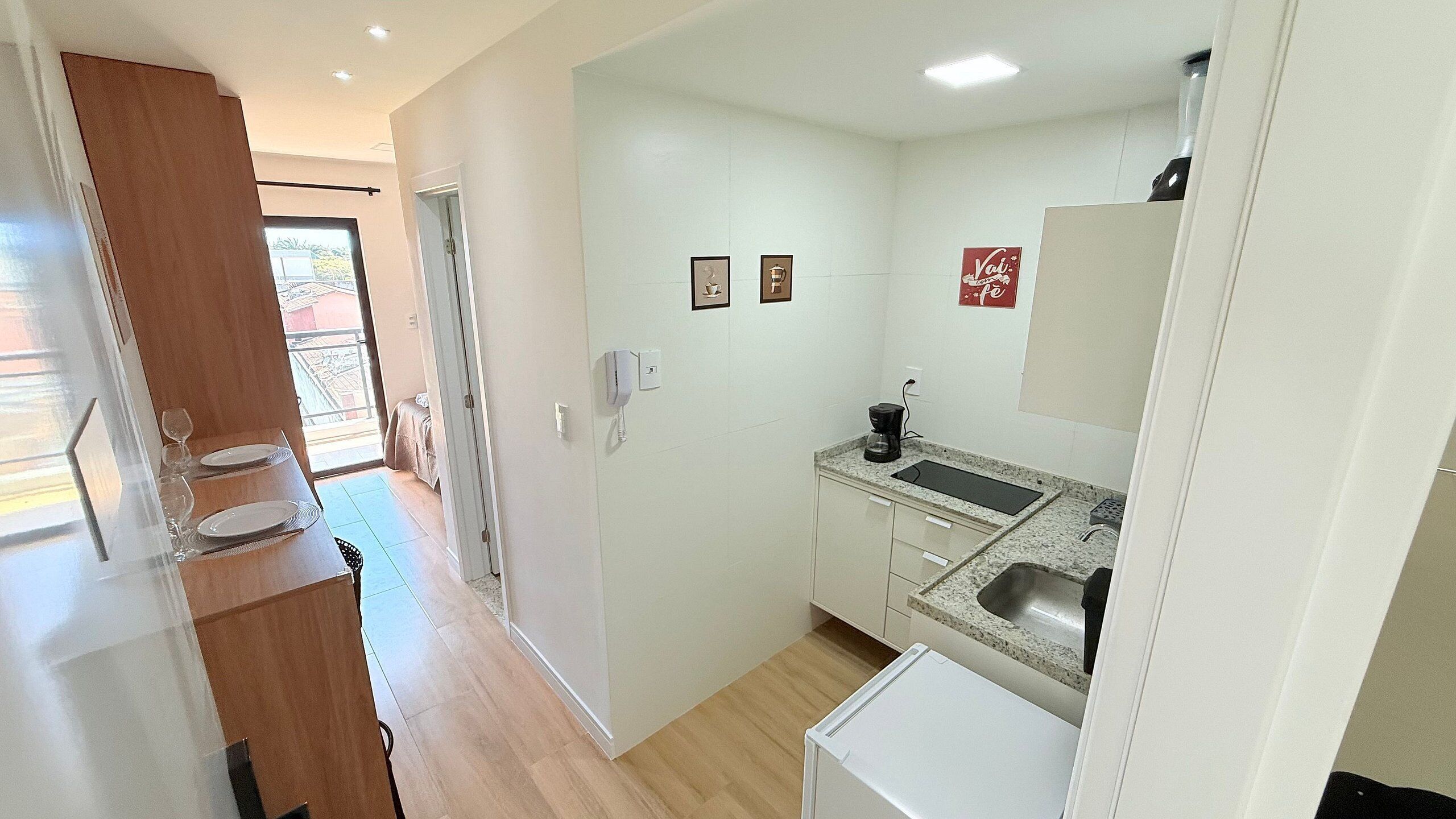 Apartament Comfort | Cuina privada | Frigorífic, microones i placa de cuina 