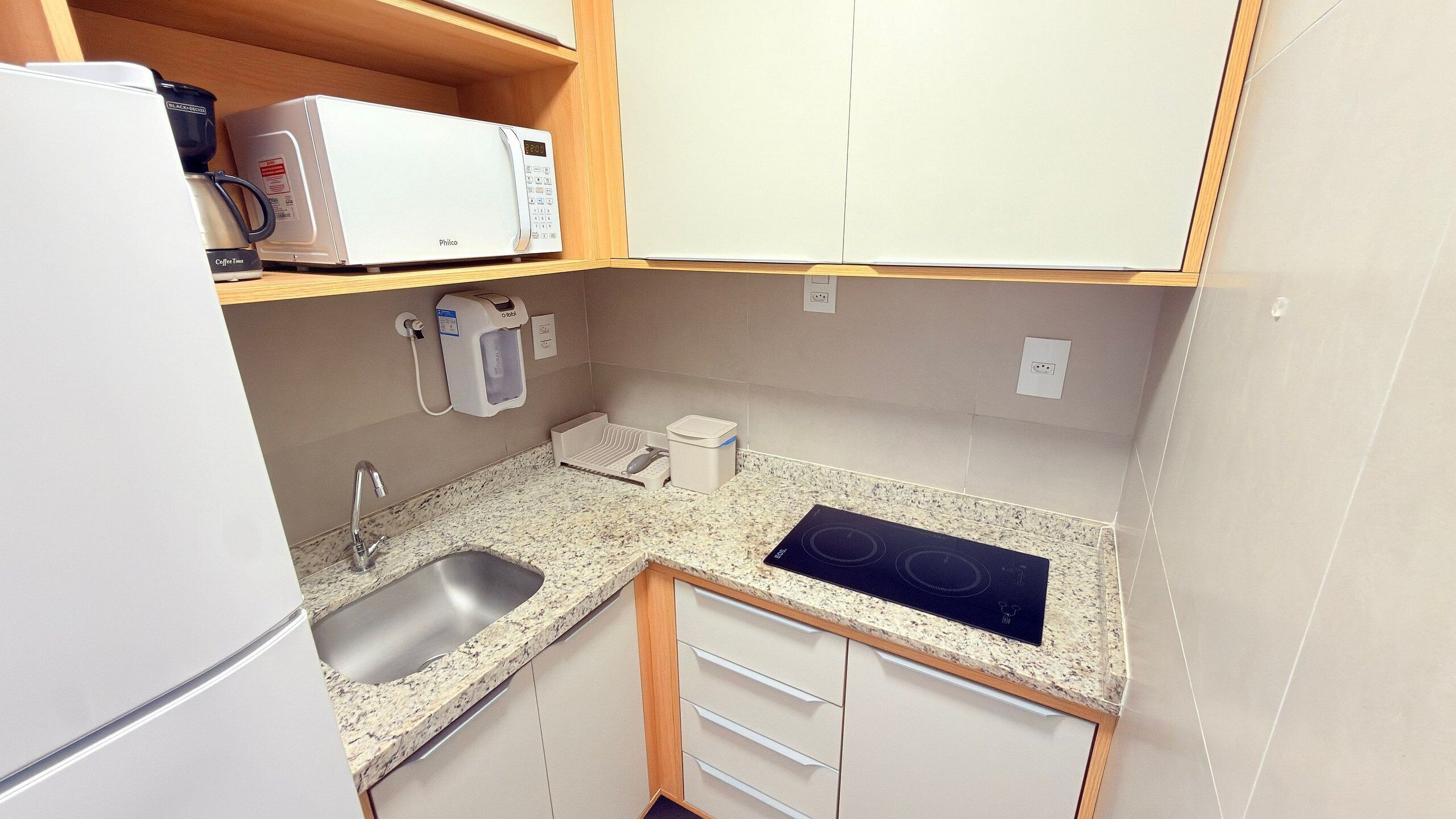 Premium Apartment | Private kitchen | Fridge, microwave, stovetop, cookware/dishes/utensils