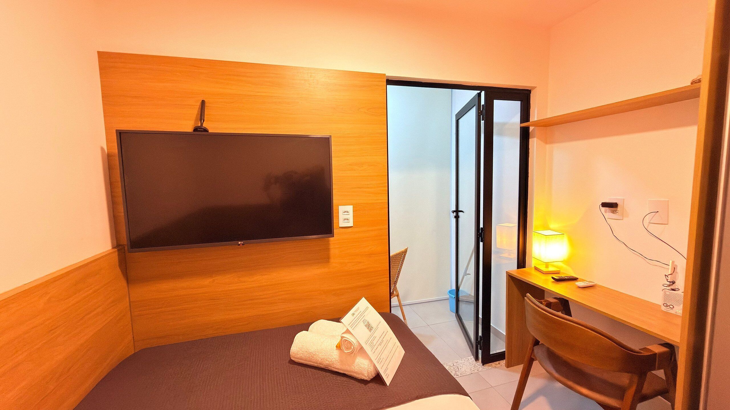 Comfort Studio | Desk, laptop workspace, free WiFi