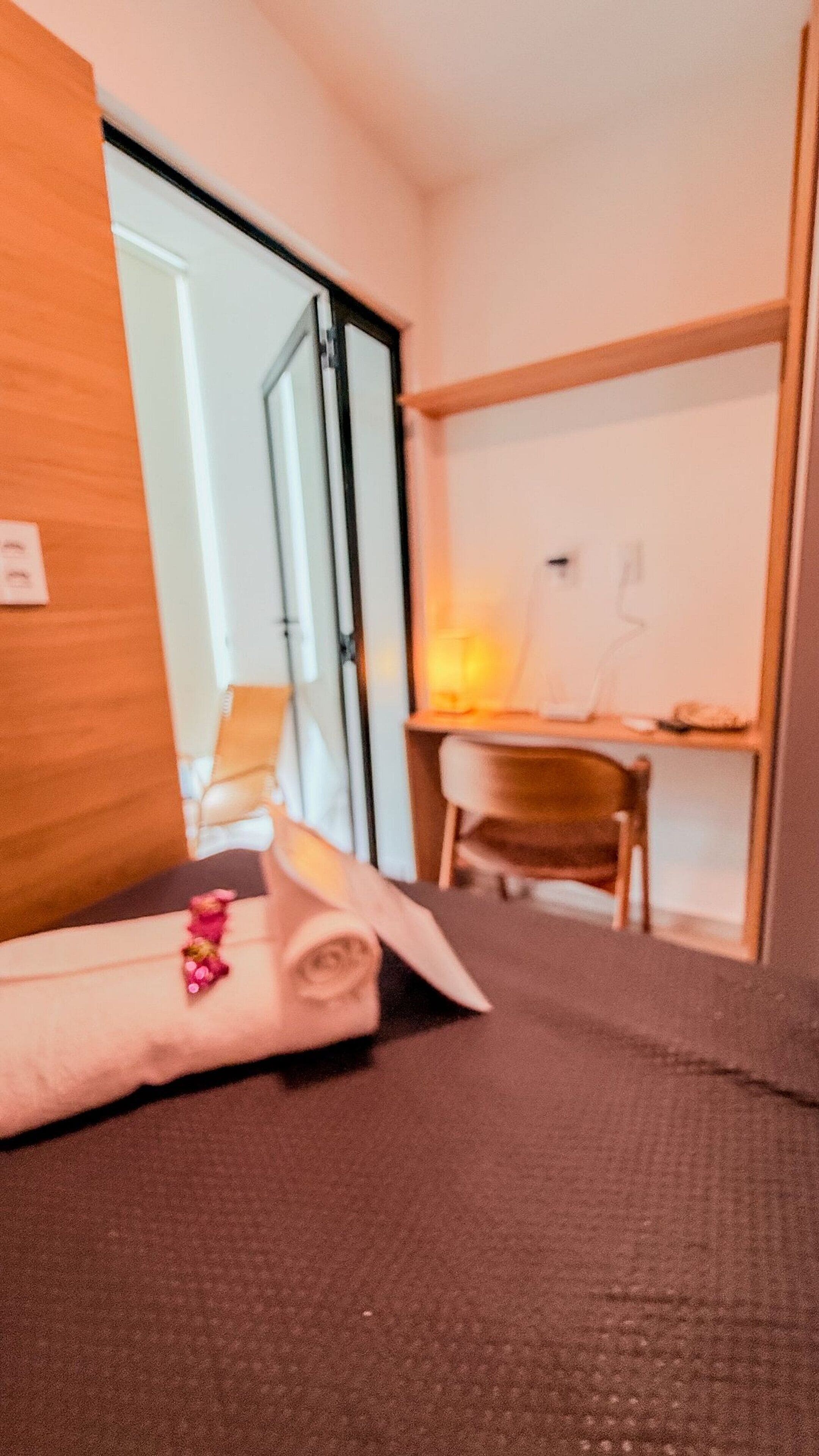 Escritorio, espacio para trabajar con laptop y wifi gratis 