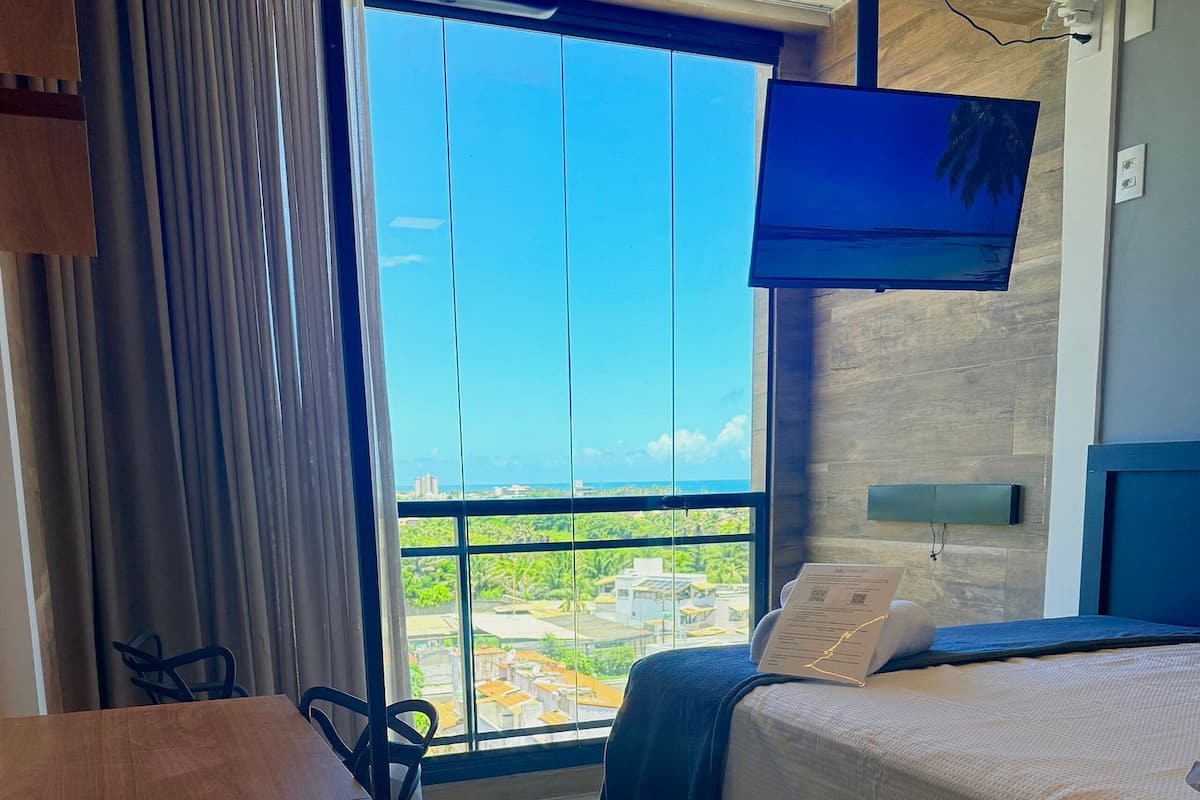 Escritorio, espacio para trabajar con laptop y wifi gratis