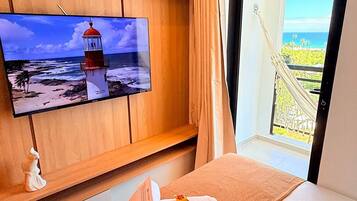 Deluxe-huoneisto | Työpöytä, kannettavalle tietokoneelle sopiva työtila, ilmainen Wi-Fi