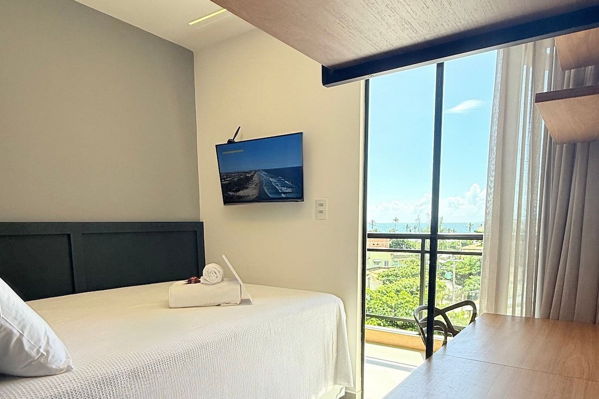 Escritorio, espacio para trabajar con laptop y wifi gratis