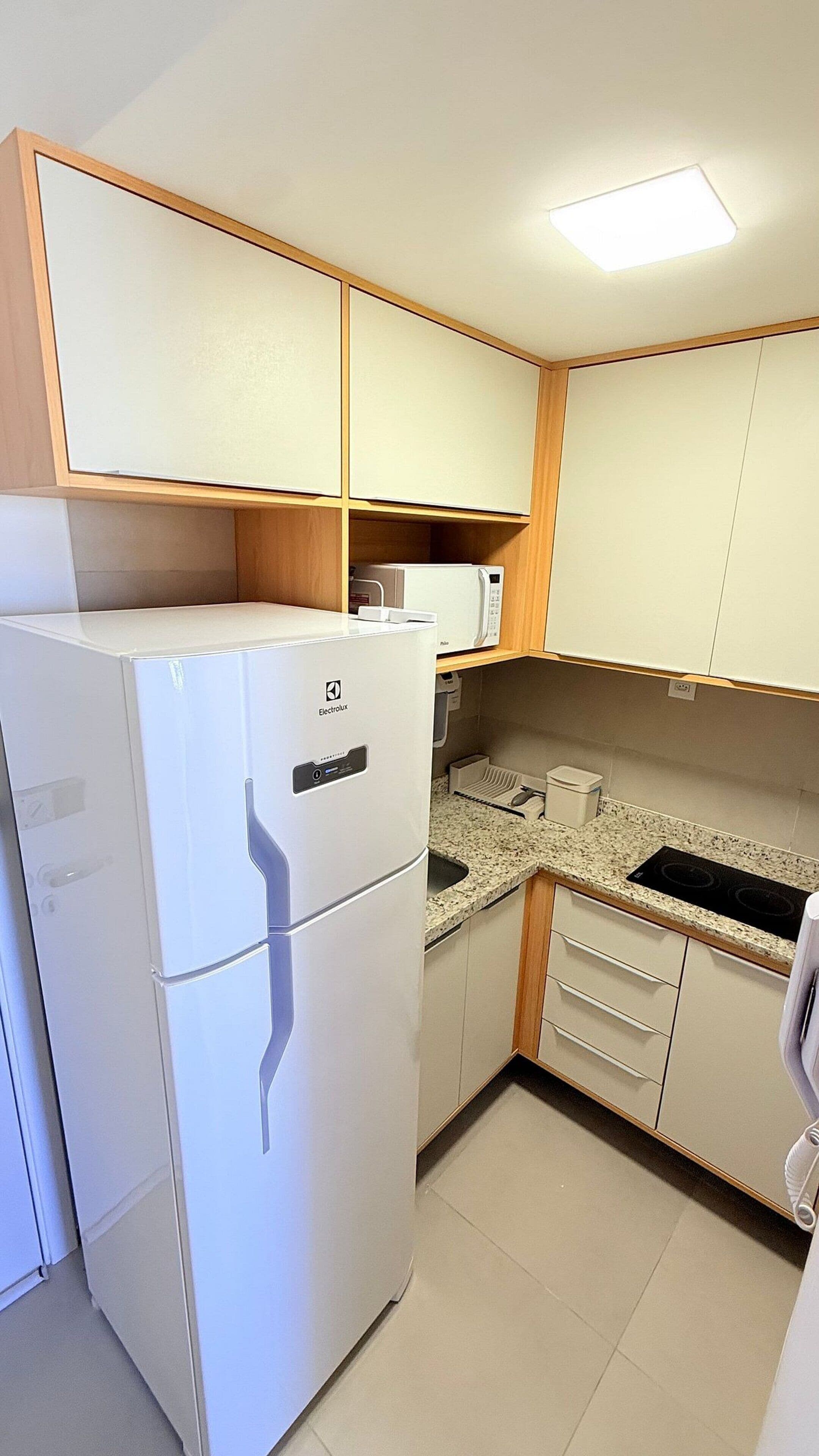 プレミアム アパートメント | 専用キッチン | 冷蔵庫、電子レンジ、コンロ、調理器具と食器