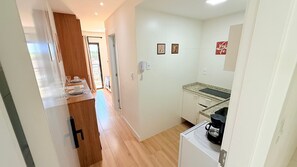 Comfort Apartment | Private kitchen | Fridge, microwave, stovetop, cookware/dishes/utensils - Concept Life Stella (Salvador)