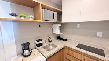 Geladeira, micro-ondas, cooktop, talheres/pratos/utensílios de cozinha