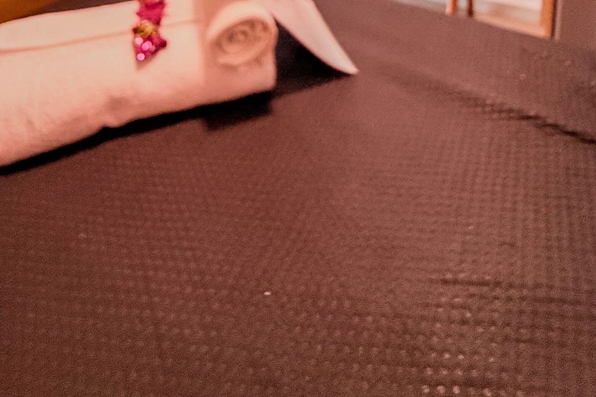 Escritorio, espacio para trabajar con laptop y wifi gratis