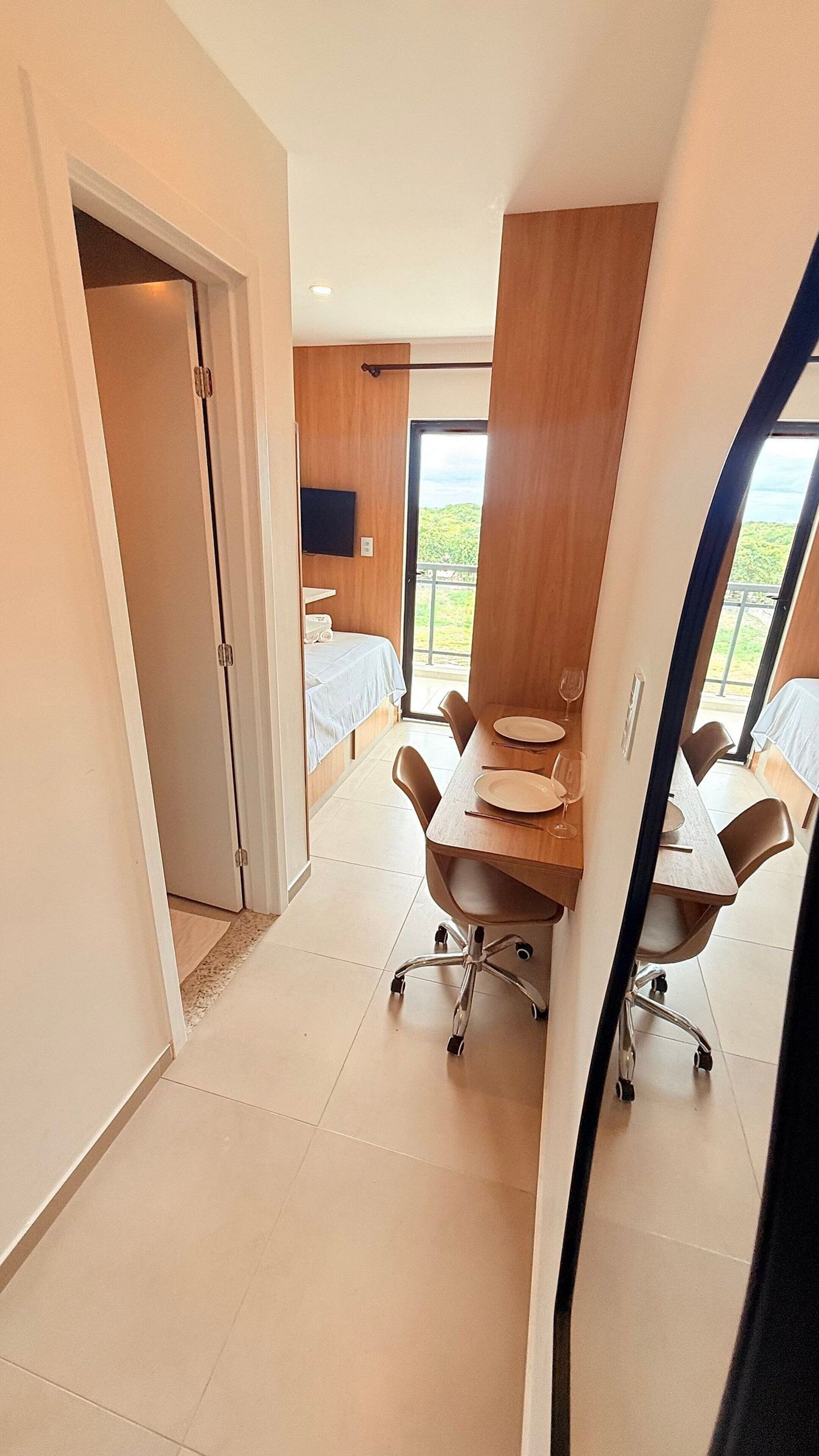 Premier Studio | Desk, laptop workspace, WiFi (free)