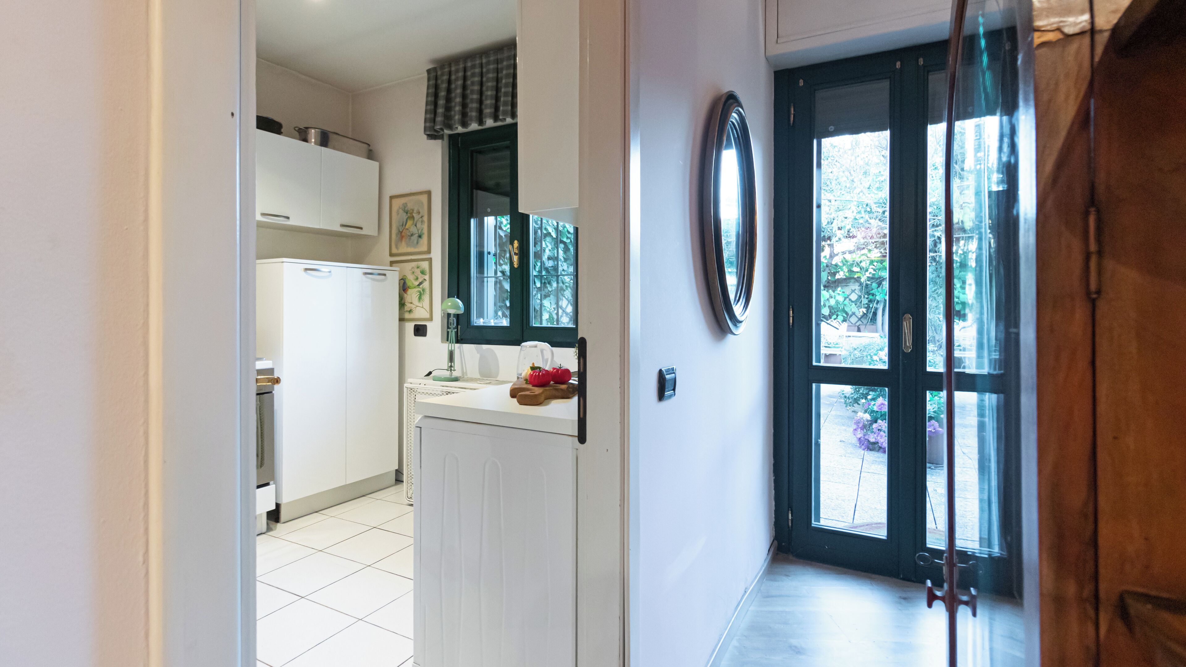 Appartement (1 Bedroom) | Privékeuken | Een kinderstoel, kookgerei, borden en bestek