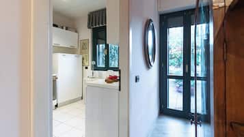 Appartement (1 Bedroom) | Privékeuken | Een kinderstoel, kookgerei, borden en bestek