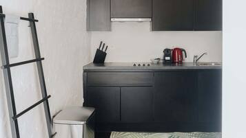 Kühlschrank, Mikrowelle, Herdplatte, Geschirrspüler