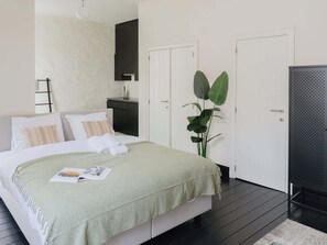 Iron/ironing board, travel cot, WiFi, bed sheets