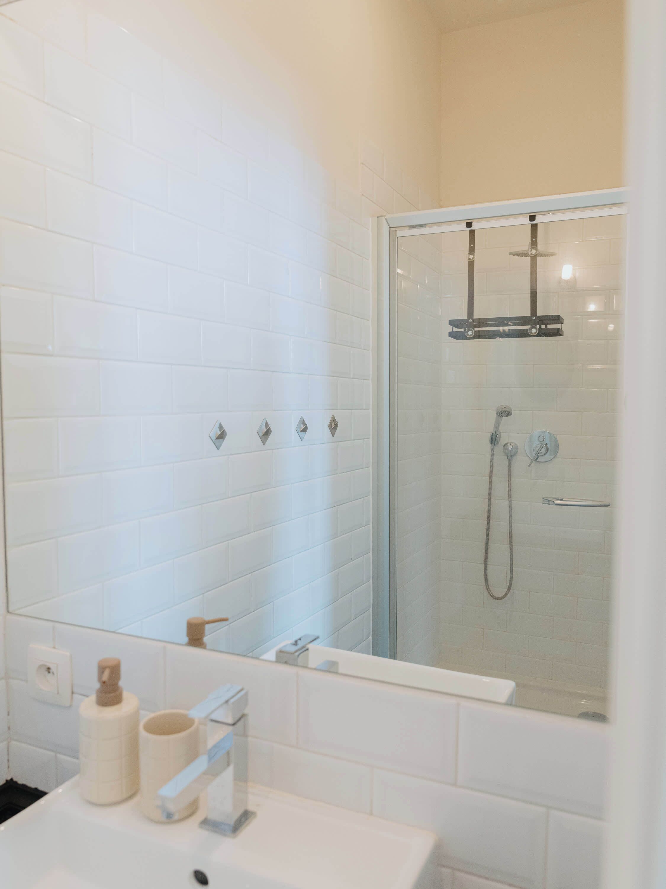 Regadera, secadora de cabello, toallas, shampoo 