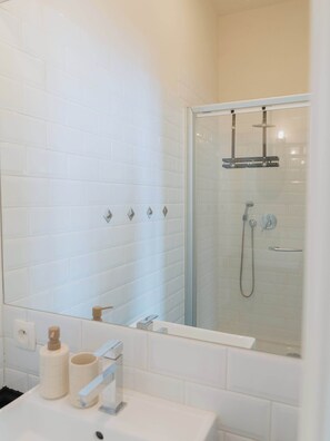 Shower, hair dryer, towels, shampoo - Bright & Cozy Studio in Mechelen (Mechelen)