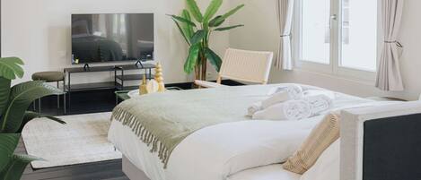 مكواة/لوح كي وسرير سفر وواي فاي وملاءات أسرّة