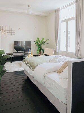 Iron/ironing board, travel cot, WiFi, bed sheets