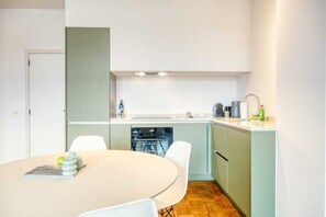 Geladeira, fogão, cooktop, lava-louças