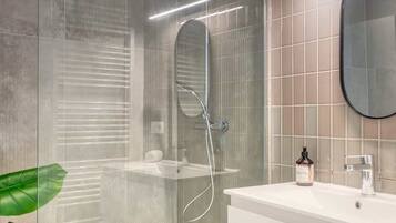 Bruser, hårtørrer, håndklæder