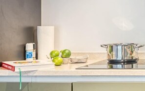 Een koelkast, een oven, een kookplaat, een vaatwasser