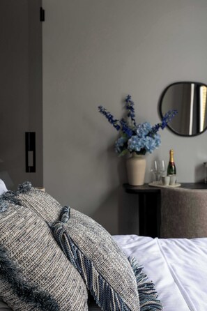 Desk, WiFi, bed sheets - Elegant Balcony Suite (Antwerpen)