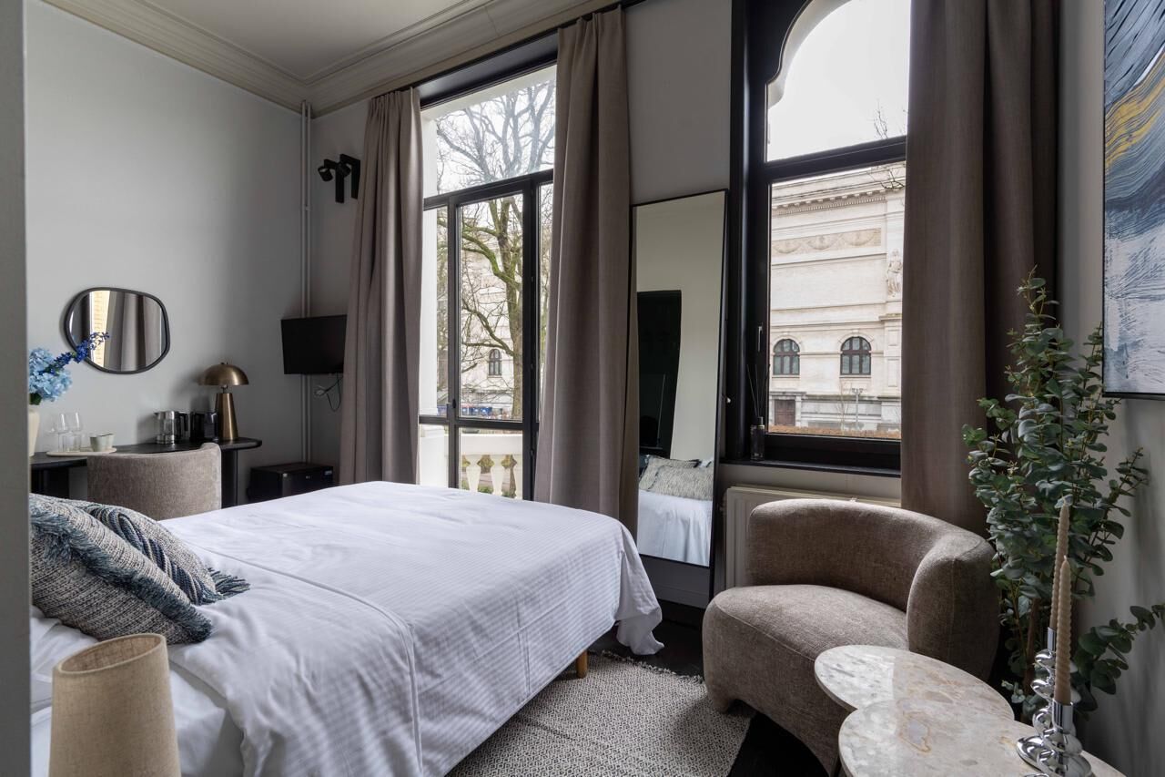 Escritorio, wifi y ropa de cama 