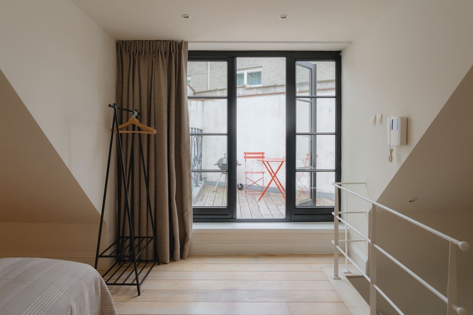 Een bureau, een strijkplank/strijkijzer, reisbedje, wifi