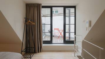 Een bureau, een strijkplank/strijkijzer, reisbedje, wifi