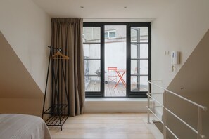 Een bureau, een strijkplank/strijkijzer, reisbedje, wifi