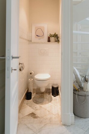 Shower, hair dryer, towels, shampoo - Stylish Duplex Getaway in the Heart of Antwerp (Antwerpen)