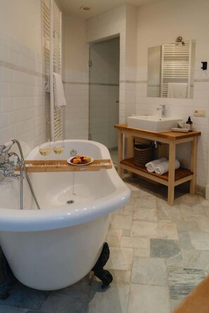 Een douche, een haardroger, handdoeken, shampoo
