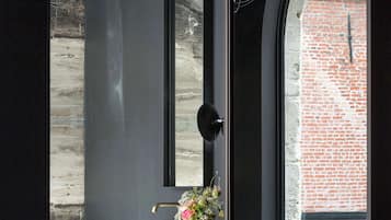 Een bureau, een strijkplank/strijkijzer, wifi, beddengoed