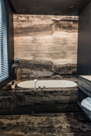 シャワー、ヘアドライヤー、タオル