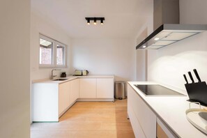 Frigorifero, forno, piano cottura, lavastoviglie