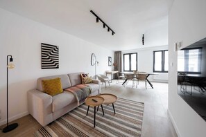 TV, offices - Inviting 5-Person Duplex in Vibrant Antwerp (Antwerpen)