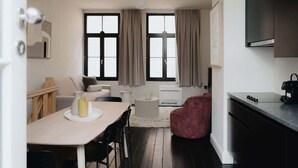 A modern apartment with a dining area, a living room, and a kitchen. - Spacious 3-Level Apartment in Mechelen (Mechelen)