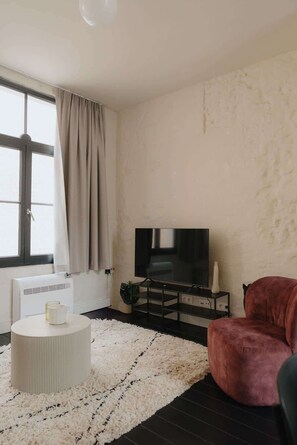 TV, offices - Spacious 3-Level Apartment in Mechelen (Mechelen)