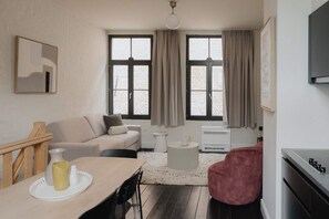 TV, offices - Spacious 3-Level Apartment in Mechelen (Mechelen)