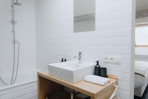 Douche, sèche-cheveux, serviettes fournies, shampoing