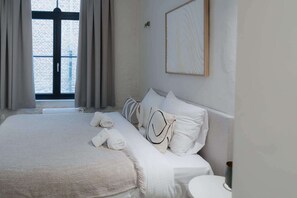 2 chambres, bureau, fer et planche à repasser, lit parapluie