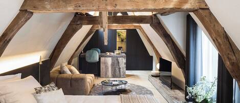 Desk, WiFi, bed sheets