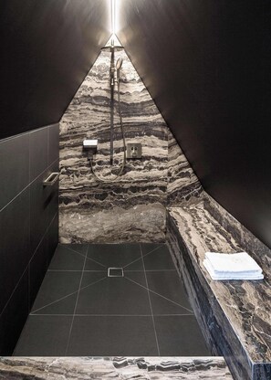 Shower, hair dryer, towels - Private suite with cathedral views (Antwerpen)
