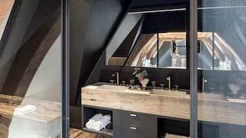 Douche, sèche-cheveux, serviettes fournies