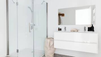 Douche, sèche-cheveux, serviettes fournies, shampoing