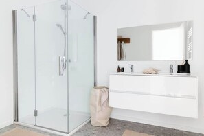 Shower, hair dryer, towels, shampoo - Wonderful City home in Antwerp (Antwerpen)