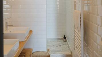 Dusche, Haartrockner, HandtĂŒcher