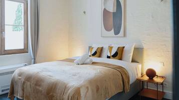 Schreibtisch, BĂŒgeleisen/BĂŒgelbrett, Reisekinderbett, WLAN