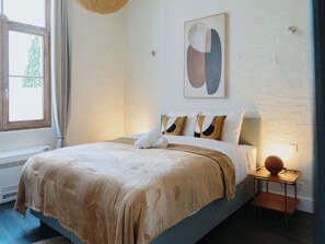 Schreibtisch, Bügeleisen/Bügelbrett, Reisekinderbett, WLAN