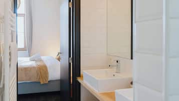 Schreibtisch, BĂŒgeleisen/BĂŒgelbrett, Reisekinderbett, WLAN