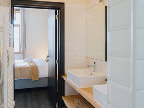 Bureau, fer et planche à repasser, lit parapluie, Wi-Fi